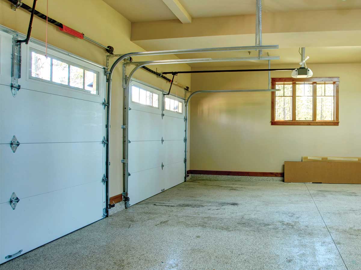 Garaje residencial vacío con puertas cerradas.