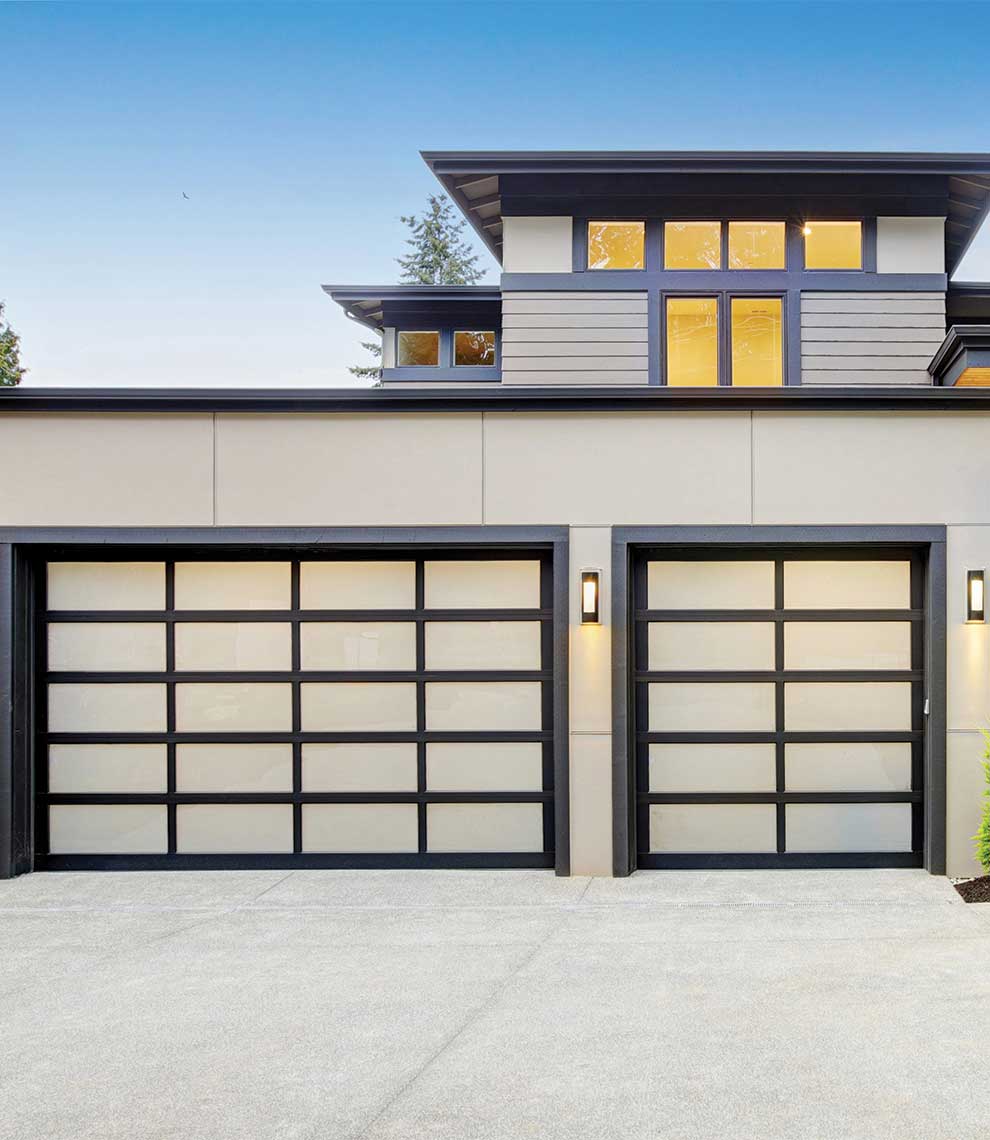 Puertas de Garaje Modernas Dobles en gris oscuro con ventanas esmeriladas en una residencia elegante, destacando diseño arquitectónico minimalista y apariencia exterior actualizada y suave.